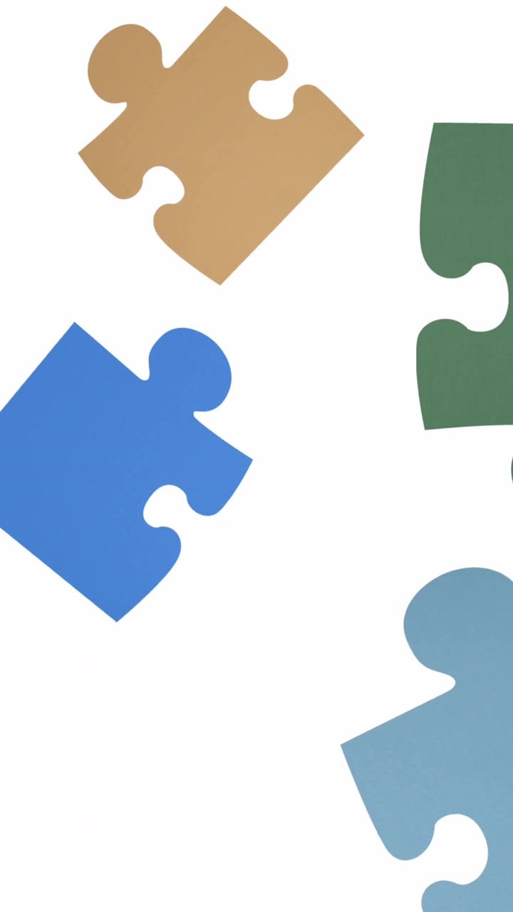 Animazione di pezzi di puzzle multicolori su sfondo bianco.