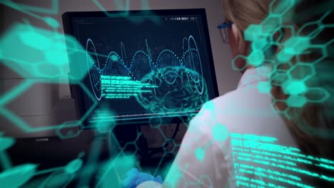 animación de procesamiento de datos sobre científica caucásica senior usando computadora en el laboratorio