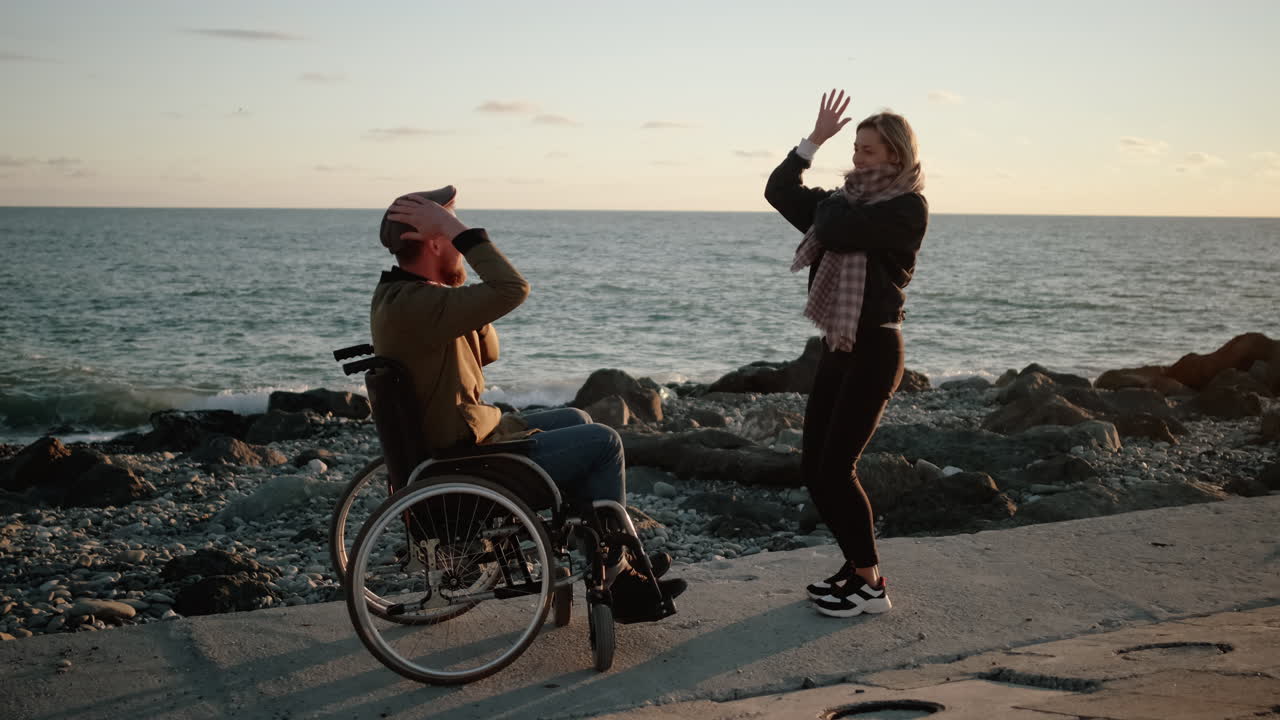 해변에서 춤추는 커플