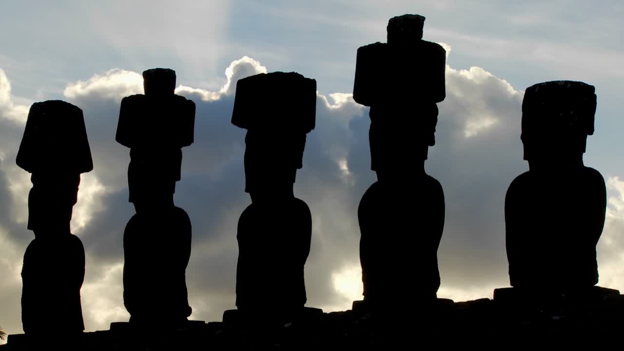 구름은 이스터 섬 조각상 뒤에서 신비롭게 움직입니다.