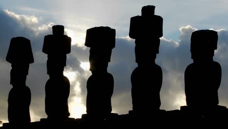 Wolken-Bewegen-Sich-Mysteriös-Hinter-Statuen-Der-Osterinsel-East