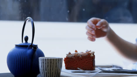 mujer tomando té en el café 4k