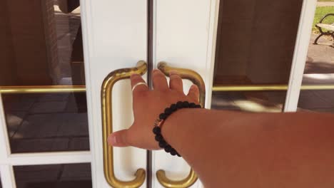 pov - hombre abriendo la puerta del edificio de estilo occidental | mejor para enmascarar [cámara lenta
