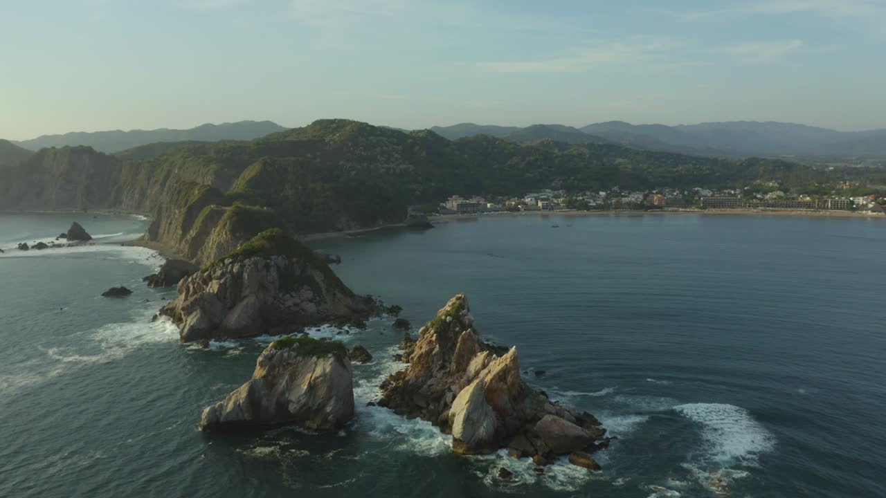 Un incredibile video realizzato con drone cattura il sereno panorama costiero durante l'ora d'oro, illuminando le onde con le vivaci tonalità del tramonto. L'ambiente tranquillo evoca calma e meraviglia dall'alto.