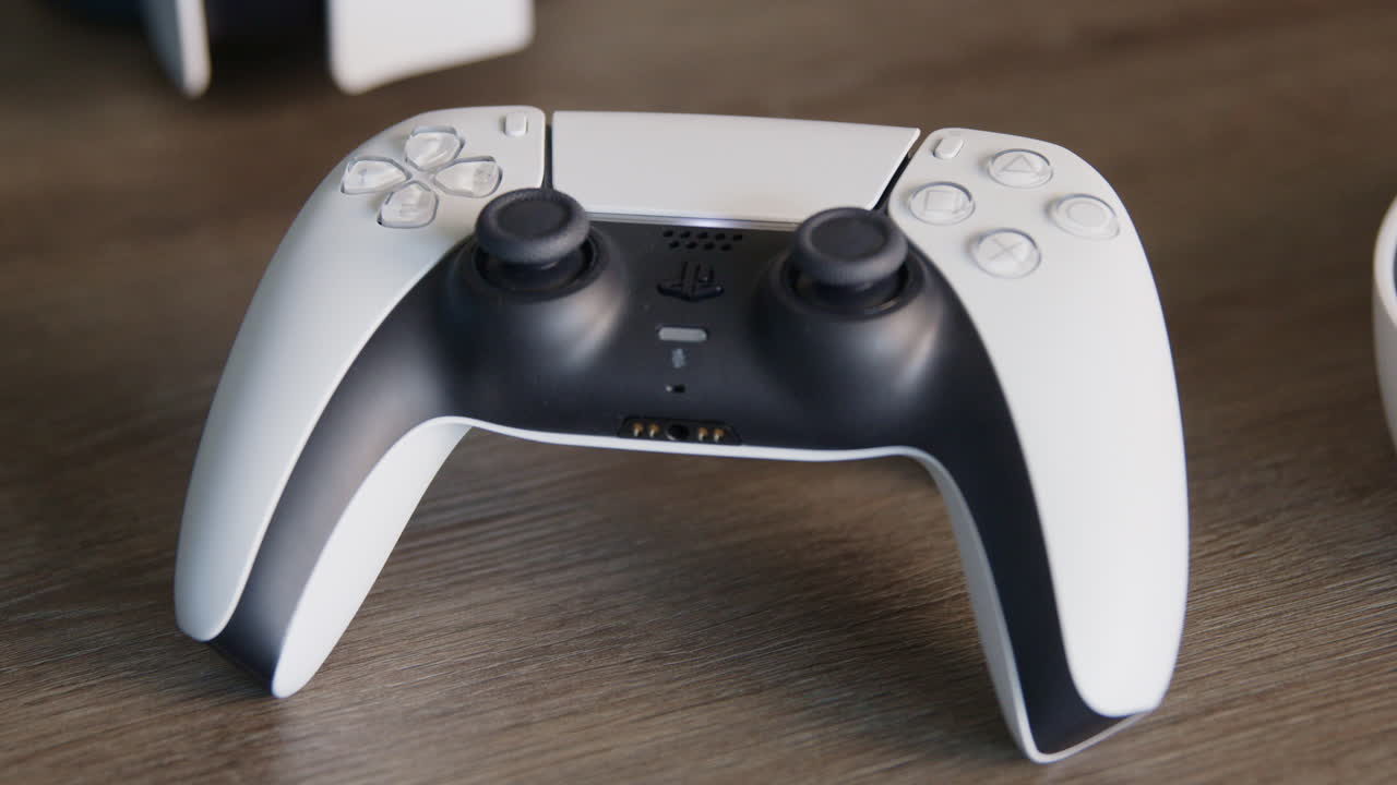 controller ps5 nel pomeriggio, concentrandosi lentamente da vicino