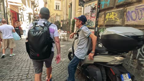 personas interactuando en una calle animada y llena de graffiti