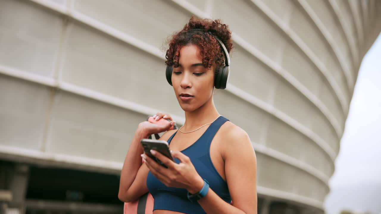 mujer escuchando música mientras hace ejercicio