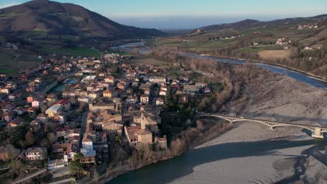 volando hacia la pequeña ciudad de travo, provincia de piacenza, emilia romagna, italia