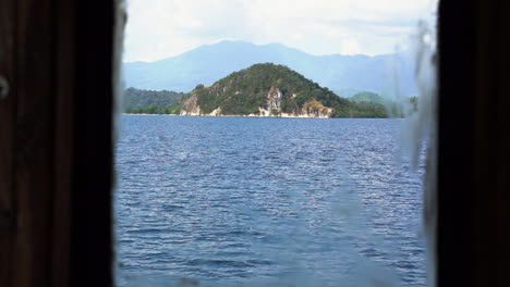 Blick-Auf-Die-Waldtäler-Aus-Dem-Fenster-Eines-Reisenden-Touristischen-Holzbootes-Auf-Der-Insel-Komodo,-Bali,-Indonesien