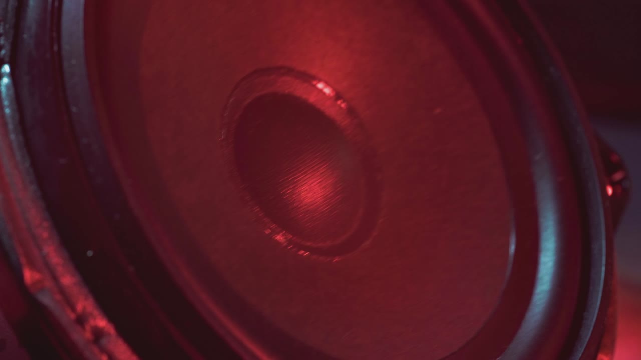 검은색 배경에서 베이스 스피커 진동