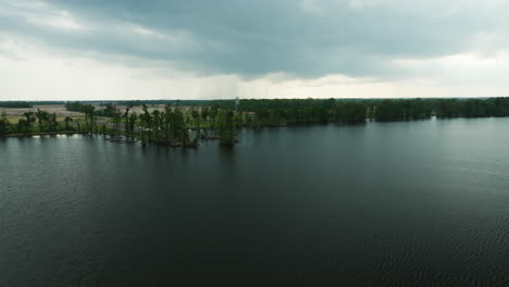 Lago-Tranquilo-En-El-Parque-Estatal-Reelfoot-Lake-En-Tennessee,-Estados-Unidos---Disparo-Aéreo-De-Drones