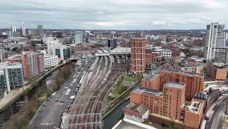 Vías-Férreas-Que-Conducen-A-La-Ciudad-De-La-Estación-De-Tren-De-Leeds,-Reino-Unido,-Drone,-Antena