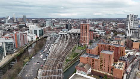 las vías del ferrocarril que conducen a leeds, la estación de trenes de la ciudad, el reino unido, el avión no tripulado, el avión aéreo.