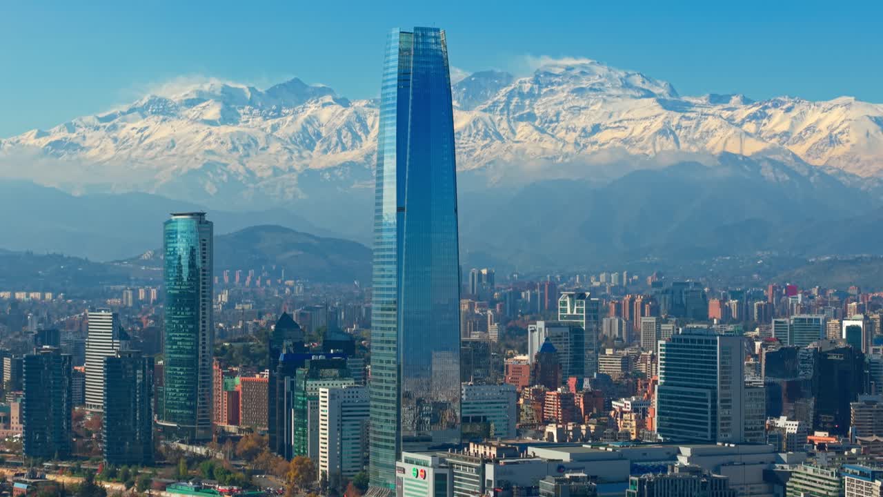 Inquadratura inclinata della Torre Costanera che domina lo skyline con le Ande sullo sfondo