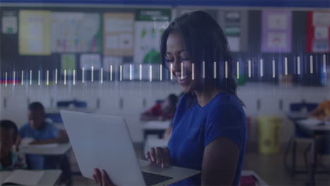 animación del procesamiento de datos financieros sobre una maestra biracial que utiliza una computadora portátil