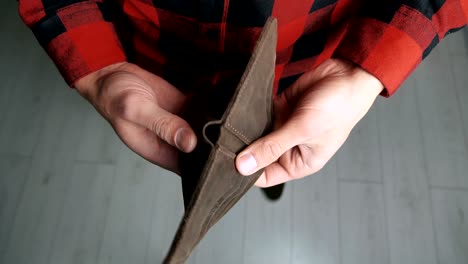 hombre enojado por falta de dinero. cerrar las manos del hombre mostrando la billetera de cuero vacía sin dinero. concepto de bancarrota de negocio de finanzas.