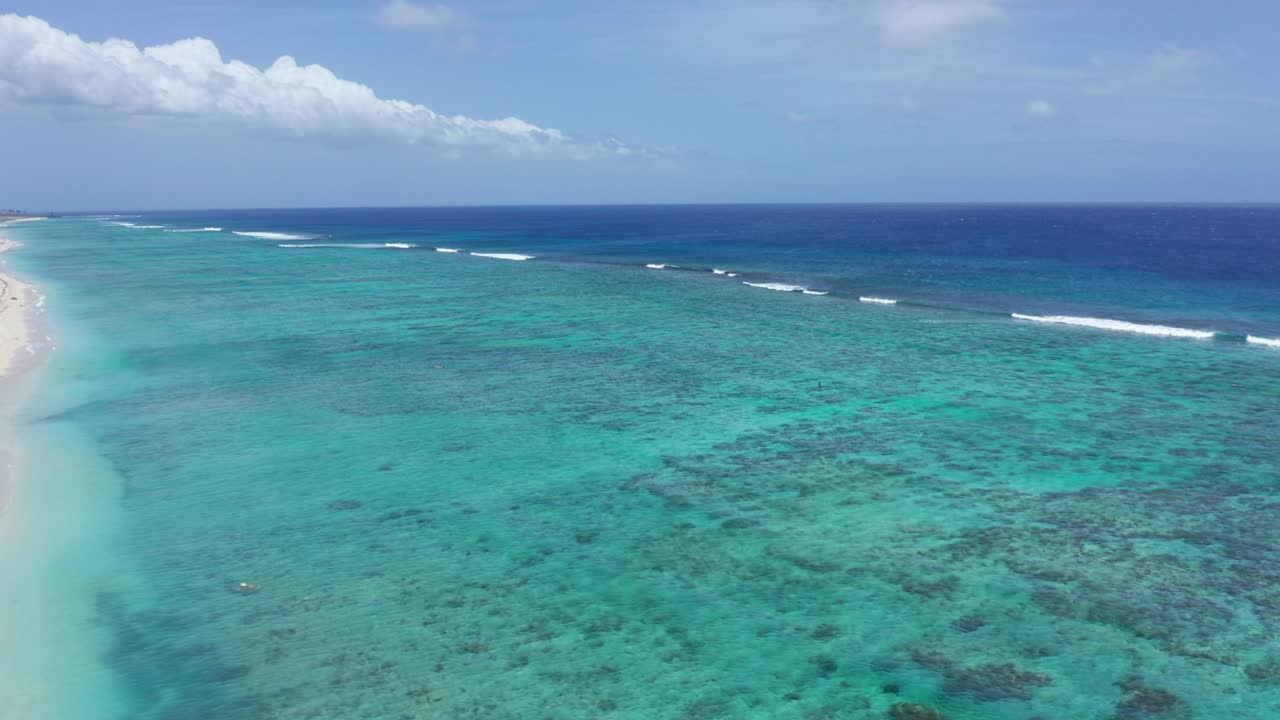 vista aérea de los arrecifes de coral, la playa de arena blanca y el agua turquesa del océano, tonga, polinesia