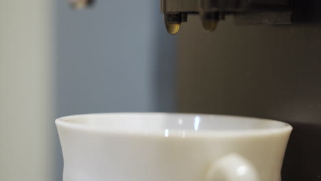 una gota de café cuelga en una máquina de café