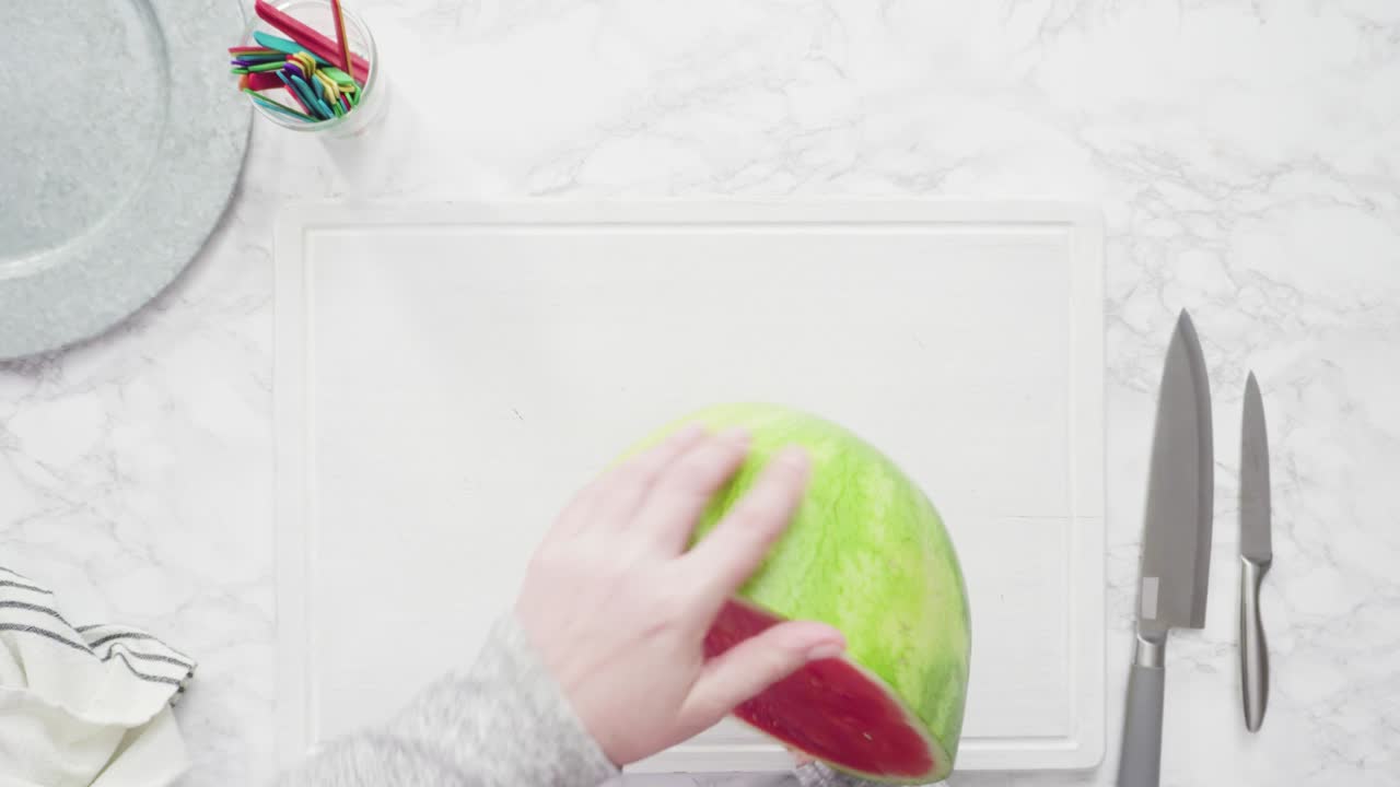 색 절단판에 은 씨이 없는 수박을 넣습니다.