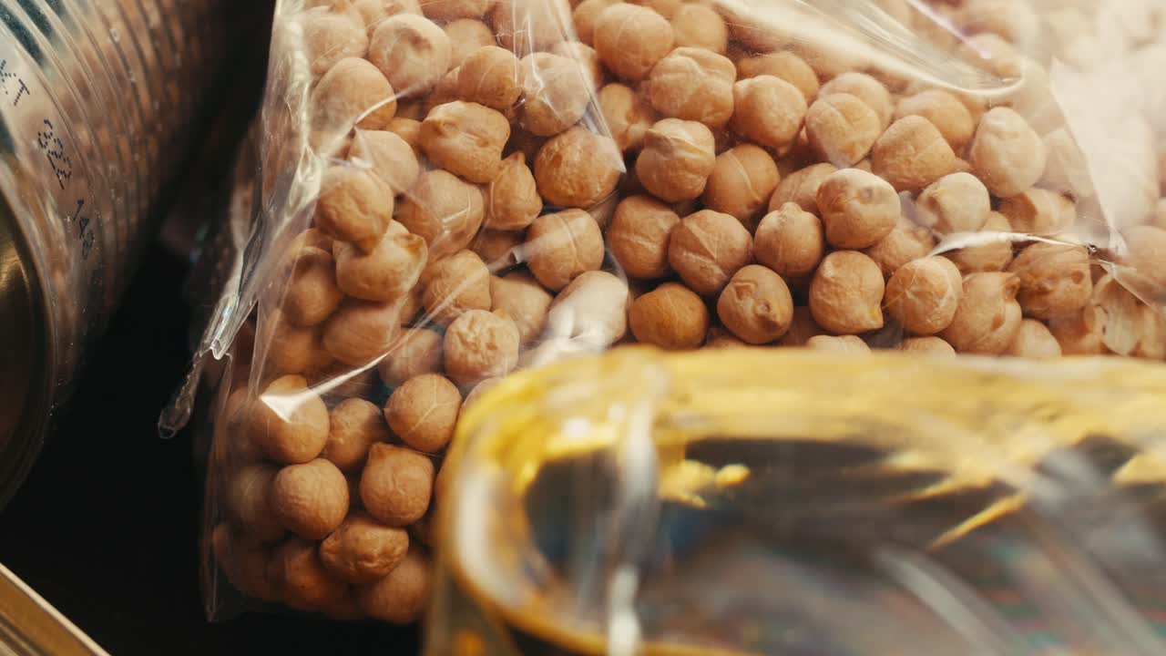 Cereali in scatola, fagioli, pesce e verdure, un assortimento di alimenti trasformati, carrello del supermercato, shopping online, consegna.