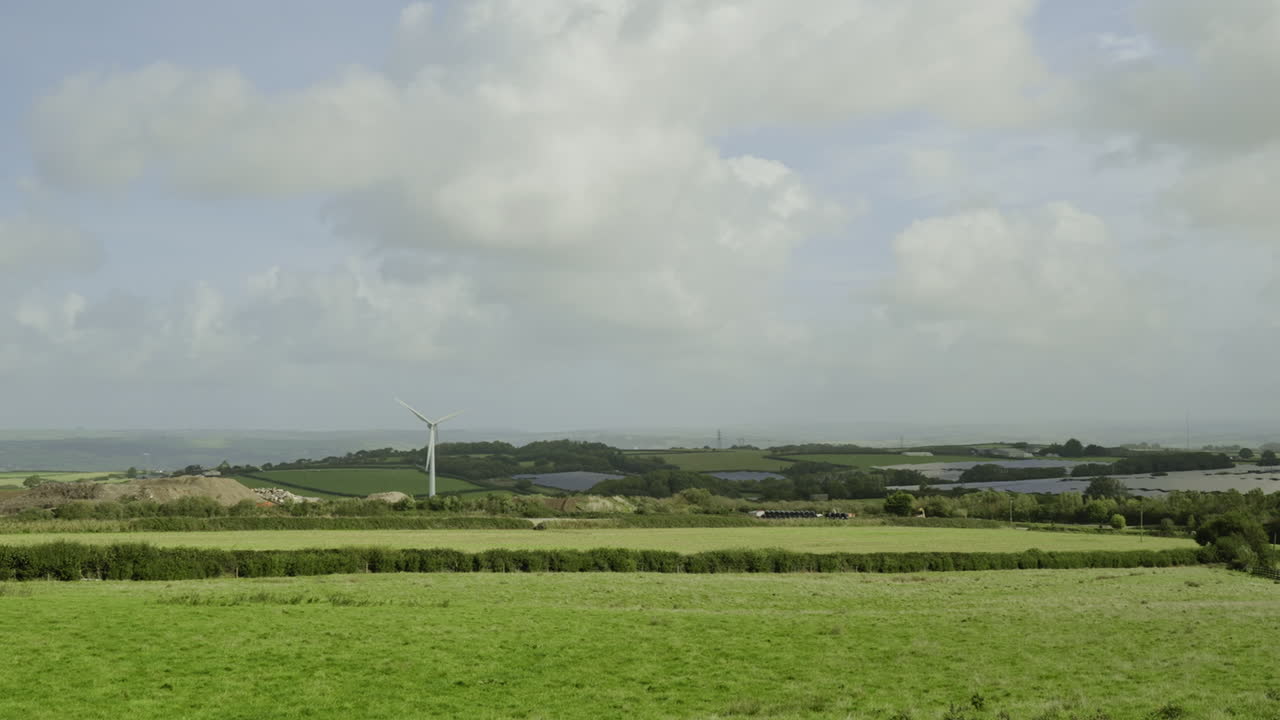 풍력 터빈은 데본의 푸른  ⁇ 에 서, 구름과 함께 파란 하늘, 정적  ⁇
