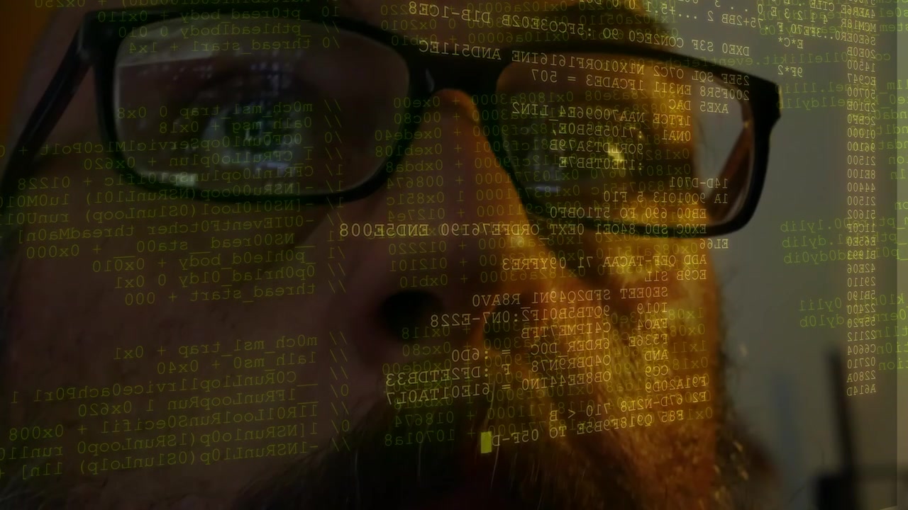 Mand med briller ser linjer af kodning og datascanning vist foran hans ansigt