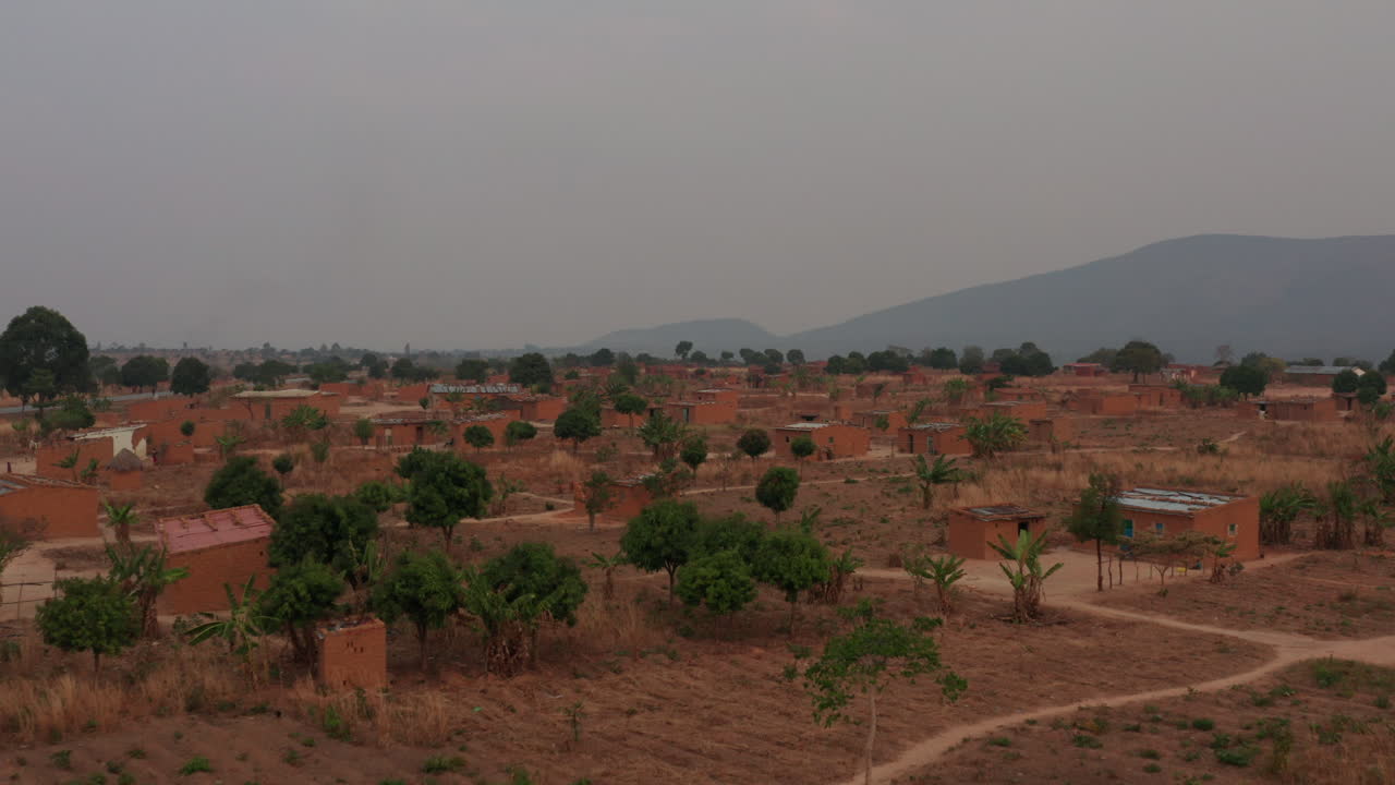 viajando al frente en un pequeño pueblo africano, angola