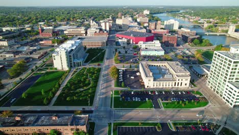 Aerial-drone-landscape-shot-of-the-city-of-Rockford,-Illinois-during-sunny-day