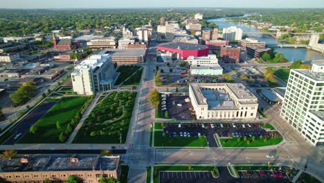 Luftdrohnen-Landschaftsaufnahme-Der-Stadt-Rockford,-Illinois-An-Einem-Sonnigen-Tag