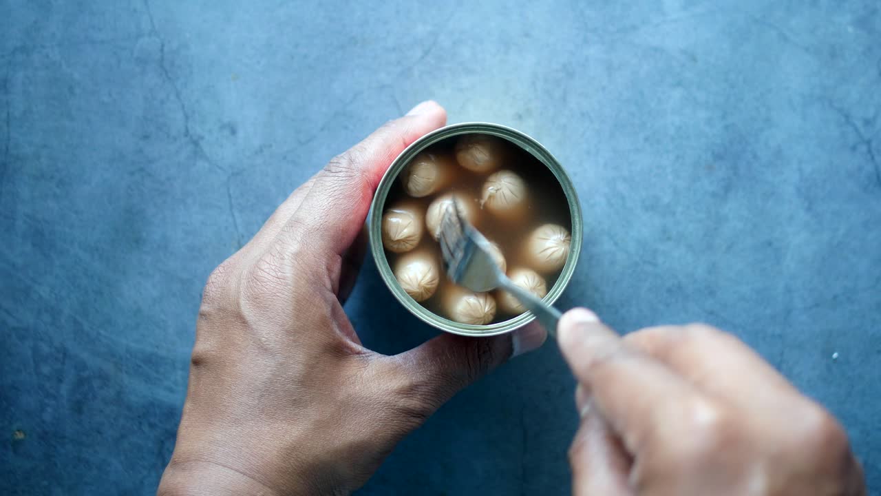 통조림 소시지의 캔을 열고