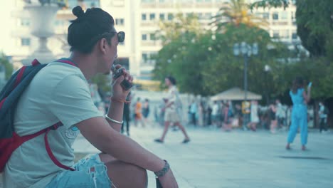 Joven-Fumando-Vape-Electrónico-Sentado-Solo-En-El-Parque