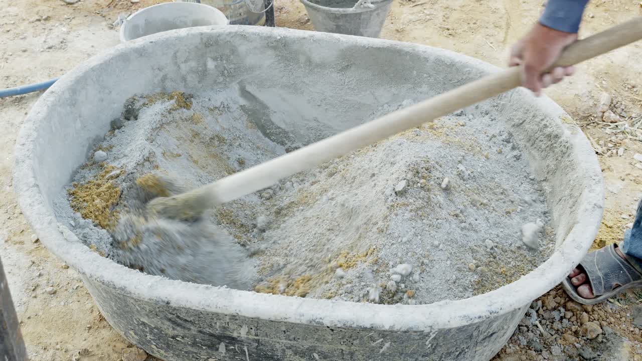 Un enfoque práctico para mezclar ingredientes de forma creativa en una bañera al aire libre