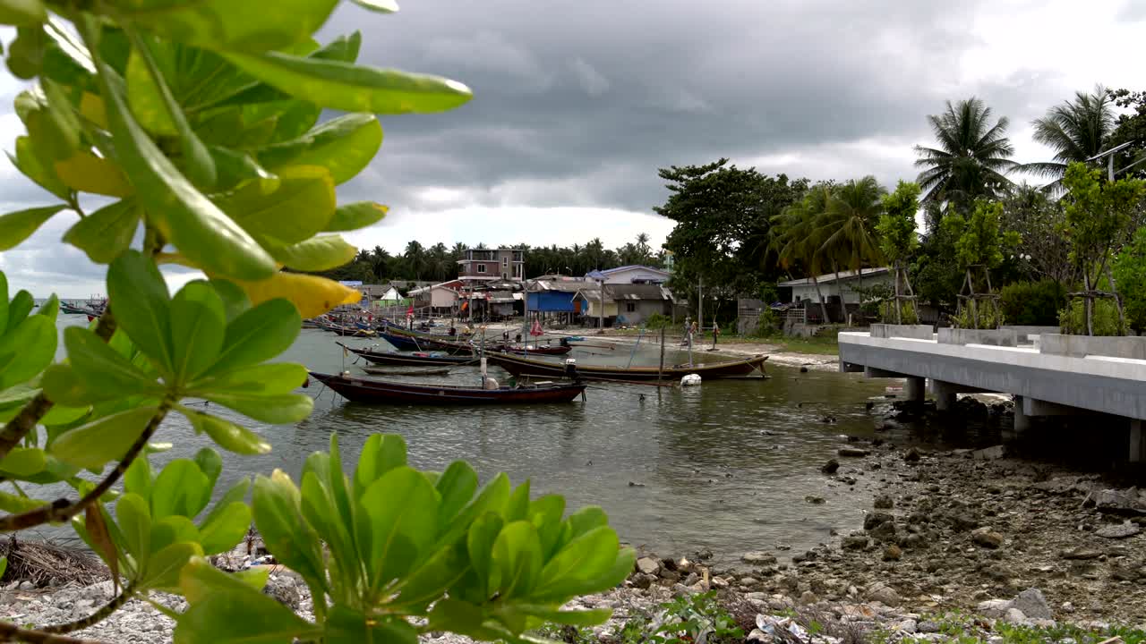 해변 에 배 가 있는 시 마을 의 풍경
