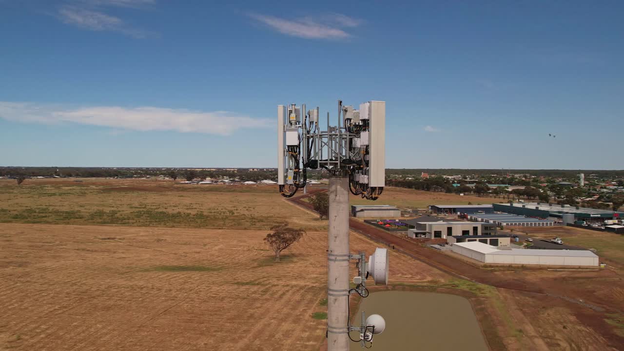 círculo alrededor de la torre de teléfono móvil con la presa y los campos de trigo en el fondo cerca de yarrawonga, victoria, australia