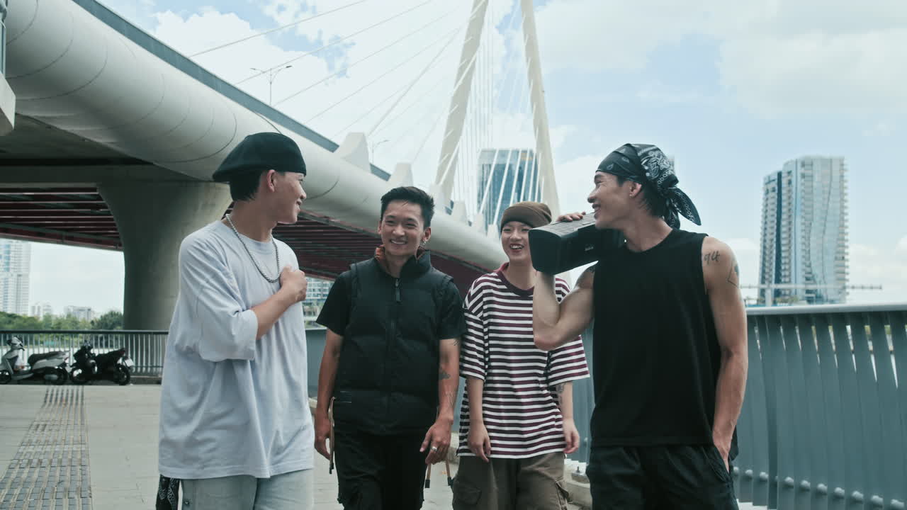 นักเต้นฮิปฮอปเดินในเมืองพร้อมเสียงสเตอริโอ