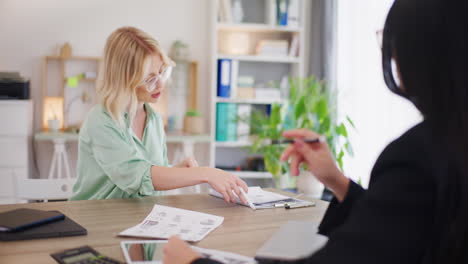 vrouw presenteert financieel verslag aan baas tijdens vergadering