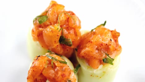 sushi servido en un plato