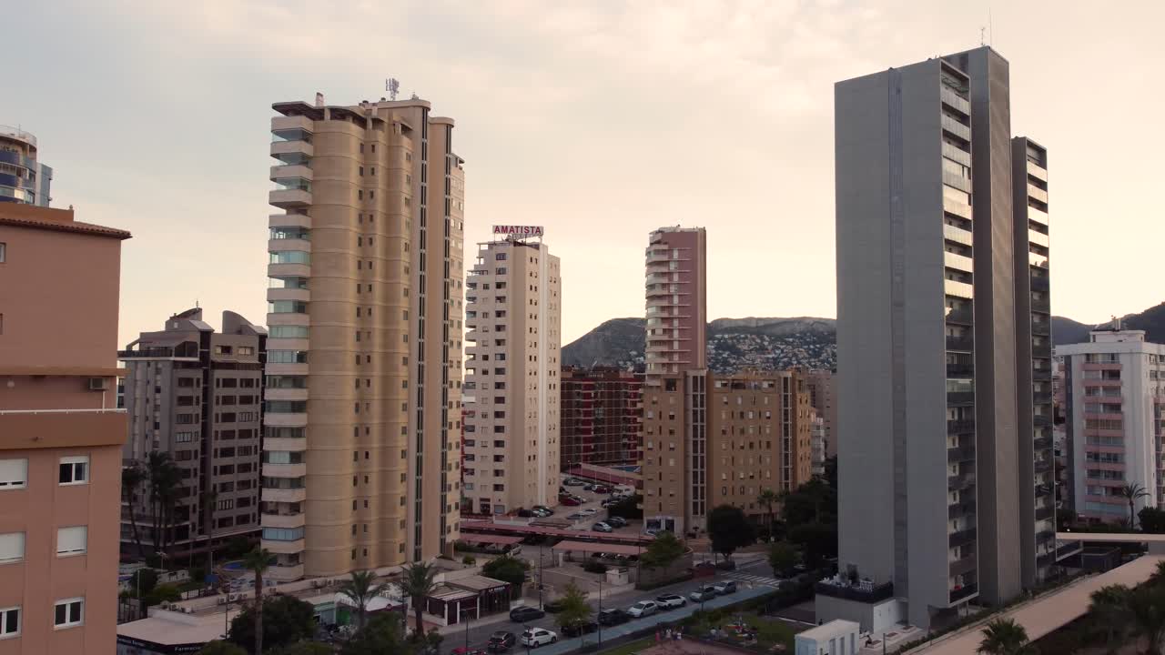 Imagem profissional dos hotéis e luxuosos edifícios de apartamentos na cidade de Calpe, na Espanha.