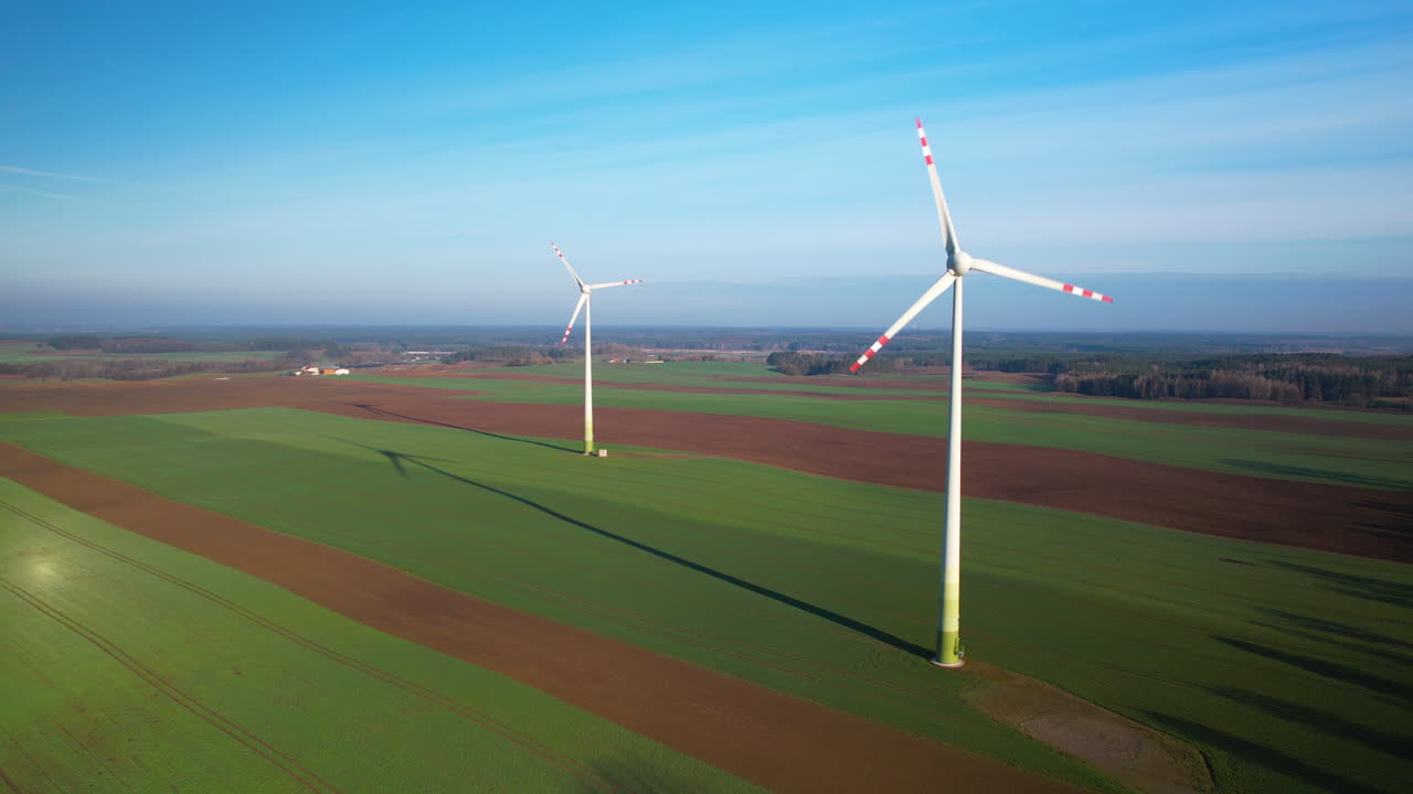풍력 발전소 또는 풍력 터빈이 전기를 생산하는, 공중에서 보는 장엄한 지속가능한, 재생 가능한 풍력 에너지 농장 공장 영화 같은 녹색  ⁇ 에 아름다운 봄 환경 배경과 복사 공간