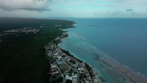 aterrizaje aereo de la playa de mahahual en mexico