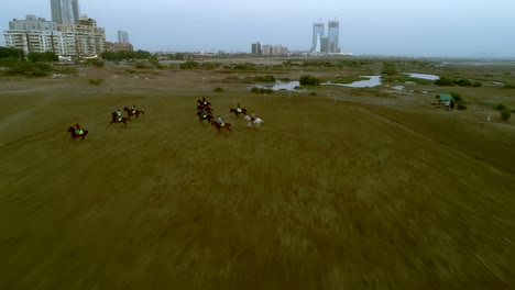 Caballos-De-Polo-Corriendo-En-El-Campo-Durante-Un-Partido-Como-Jugadores-Corriendo-Por-La-Pelota-Con-Mazo-En-Sus-Manos