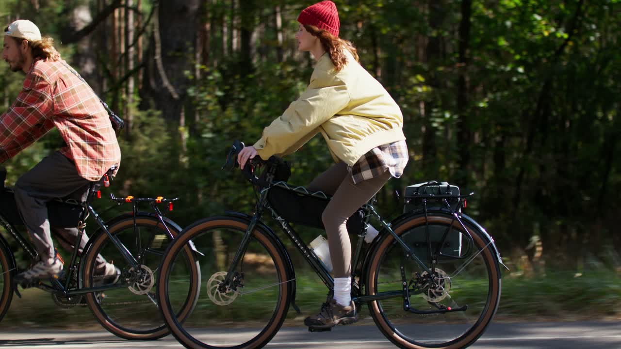 부부 가 숲 에서 자전거 를 타고 모험 을 한다