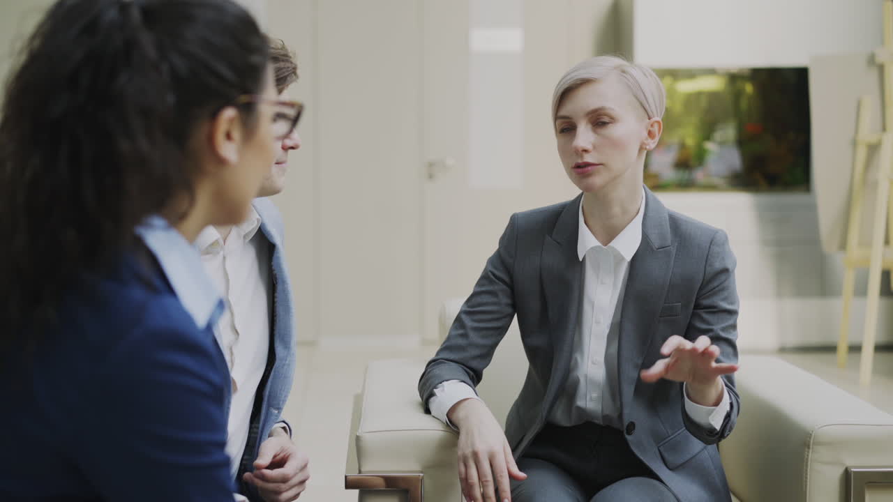 деловая встреча в современном офисе