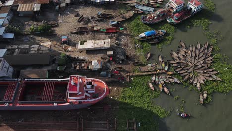 antena a través de astilleros ilegales en el río buriganga - dhaka, bangladesh