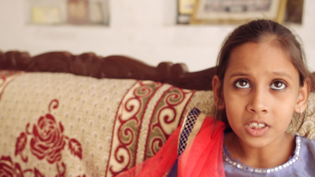 retrato de un niño indio en casa durante el bloqueo por coronavirus