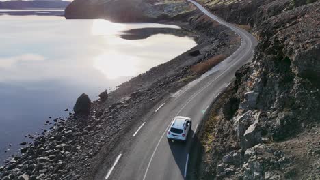 vista de la montaña del volcán de islandia con un viaje por carretera imágenes de drones 4k