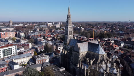 Sobrevuelo-Aéreo-Basílica-Nuestra-Señora-Santa-Cordon-Tower,-Valenciennes