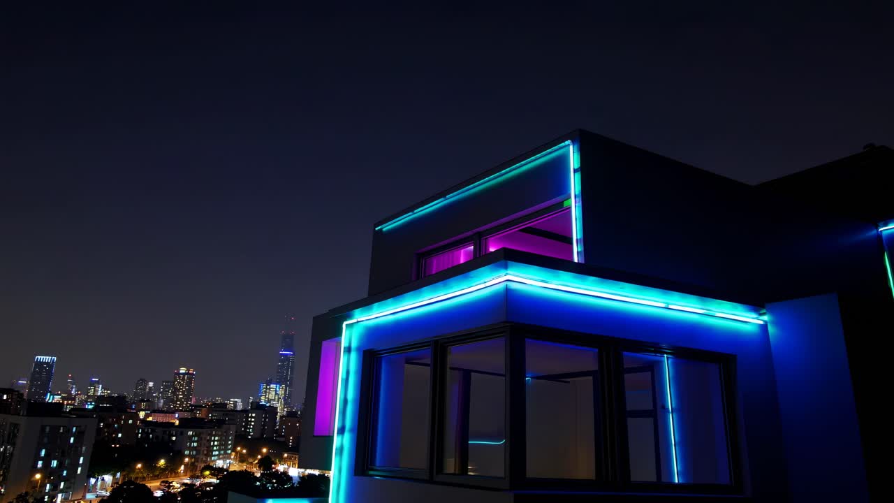 edificio moderno con luces de neón por la noche