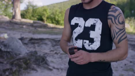 hombre recogiendo una pulsera en el suelo