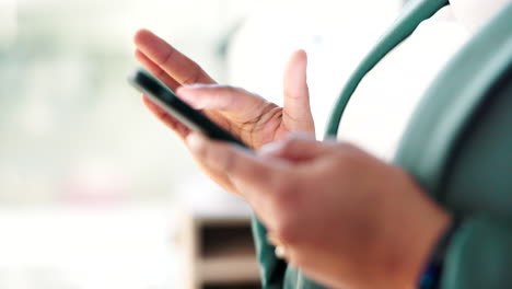 teléfono, manos y desplazamiento en línea para la comunicación